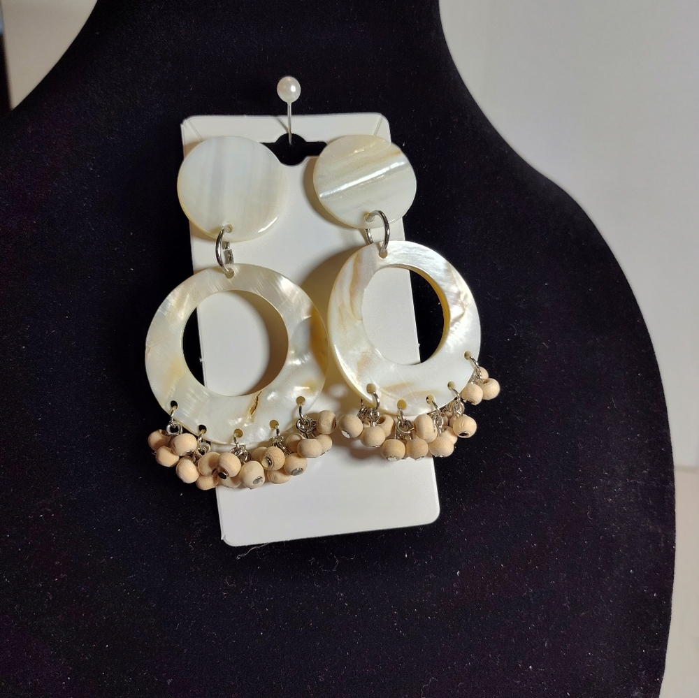 Elegant Cream Dangle ,Shell Earrings NWOT